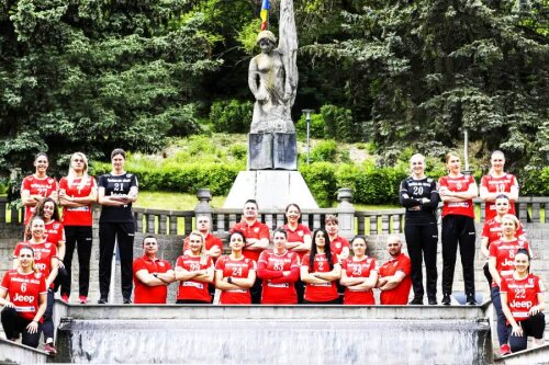 Handbalistele de la SCM Râmnicu Vâlcea mulțumite de sezonul pe care l-au avut // foto: Marius Ionescu