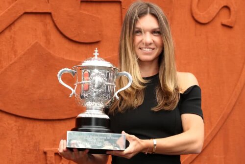 Simona Halep cu trofeul câștigat anul trecut la Roland Garros // Foto: Guliver/GettyImages