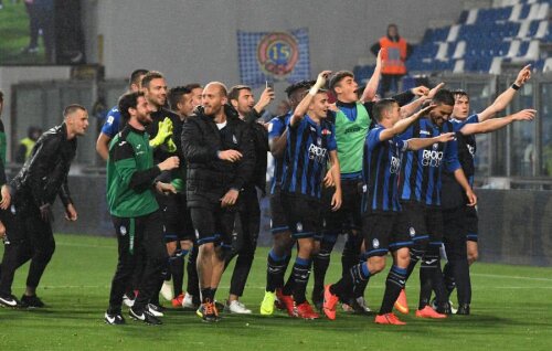 FOTO: GettyImages // Jucătorii Atalantei sărbătoresc victoria cu Sassuolo din Serie A