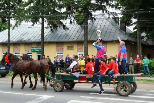 Plimbarea campionilor cu căruța prin comuna Ruginoasa FOTO frf.ro