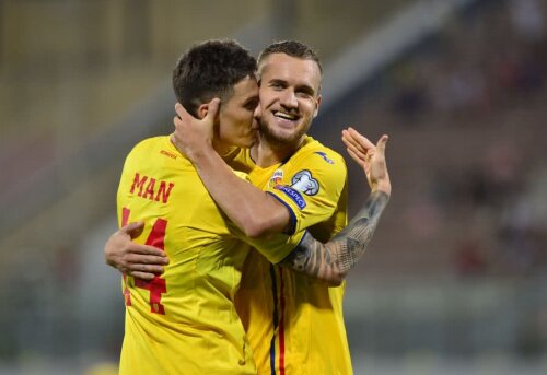 George Pușcaș și Dennis Man celebrează golul în meciul Malta - România 0-4