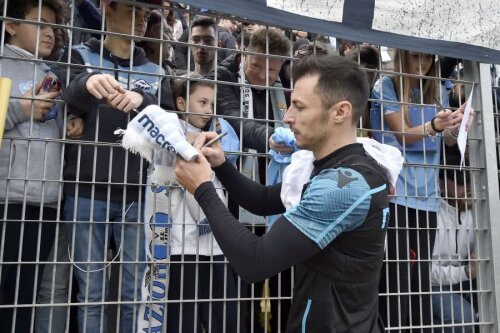 FOTO: GettyImages // Ștefan Radu dă autografe fanilor lui Lazio