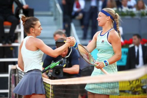 Simona Halep și Kiki Bertens, după finala câștigată de olandeză la Madrid  FOTO: Guliver/GettyImages