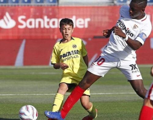 FOTO: Marca // Ibrahima Sow îl copleșește pe micuțul adversar de la Villarreal