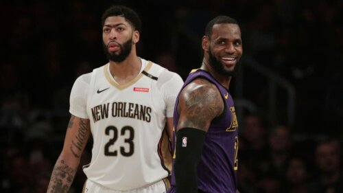 Anthony Davis (26 de ani) va juca alături de LeBron James (34 de ani), după ce Los Angeles Lakers și New Orleans Pelicans s-au înțeles pentru un trade care zguduie ierarhiile din NBA.