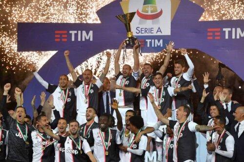 Jucătorii lui Juventus sărbătoresc titlul câștigat sezonul trecut FOTO: Guliver/GettyImages
