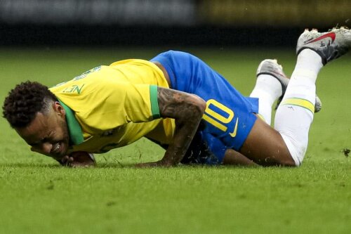 Neymar, mereu la pământ, plângându-se de orice lovitură sau simulând după contacte inexistente // FOTO Guliver/GettyImages