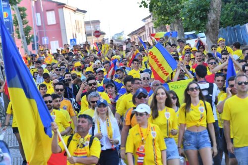 Fanii români au umplut străzile din Cesena înaintea meciului cu Franța Foto: Raed Krishan