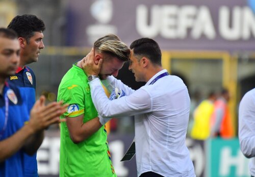Mirel Rădoi îl consolează pe Ionuț Radu, după eșecul cu Germania U21 din semifinalele EURO 2019