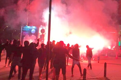 În urmă cu o lună, ultrașii dinamoviști au incendiat gazonul din fața hotelului RIN din Capitală