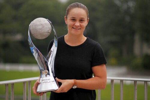 Ashleigh Barty a primit trofeul de lider mondial după triumful de la Birmingham // FOTO: Reuters