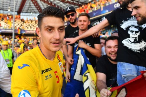 Ionuț Nedelcearu, înconjurat de suporteri după victoria României U21 cu Anglia U21, 4-2 // FOTO: Raed Krishan