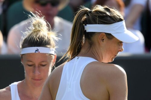 Maria Sharapova și Pauline Parmentier, după ce rusoaica și-a anunțat abandonul // FOTO: Reuters