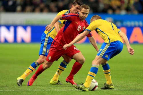 Alexandru Antoniuc, în roșu, în timpul unui meci Suedia - Republica Moldova // foto: Guliver/Getty Images