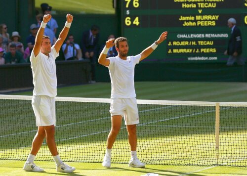 Tecău și Rojer, sărbătorind trofeul câștigat la Wimbledon FOTO: Guliver/GettyImages