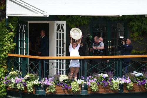 Simona Halep a cucerit trofeul de la Wimbledon