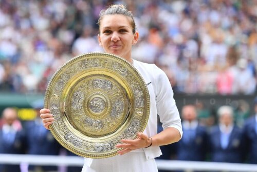 Simona Halep pozând cu trofeul de la Wimbledon 2019 // FOTO: Raed Krishan