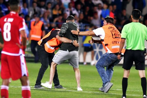 Fanii dinamoviști au invadat terenul de la Ovidiu după golul 3 al gazdelor // foto: sportpicures.eu