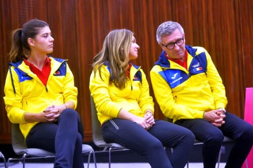 Sorana Cîrstea și Simona Halep, în timpul unei apariții în echipa de Fed Cup a României // foto: Gazeta Sporturilor