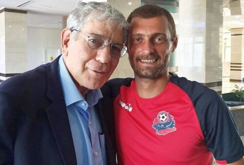Yoav Katz și Gabi Tamaș în momentul în care fundașul a semnat prelungirea contractului