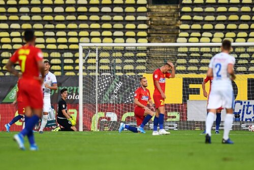Instantaneu reprezentativ: cu tribunele goale în fundal, roș-albaștrii își pun mâinile în cap după golul moldovenilor // FOTO: Raed Krishan
