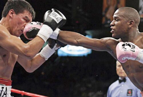 Carlos Baldomir, în stânga, în duel cu Floyd Mayweather // foto: boxingnewsonline.net