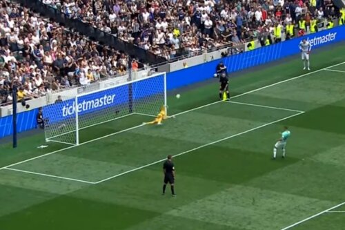 Penalty-ul lui Pușcaș, parat de portarul argentinian Paulo Gazzaniga // Captură