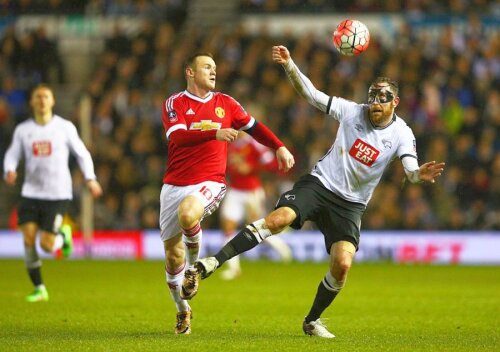 Rooney, în tricoul lui United, înfruntând-o pe Derby FOTO: Guliver/GettyImages