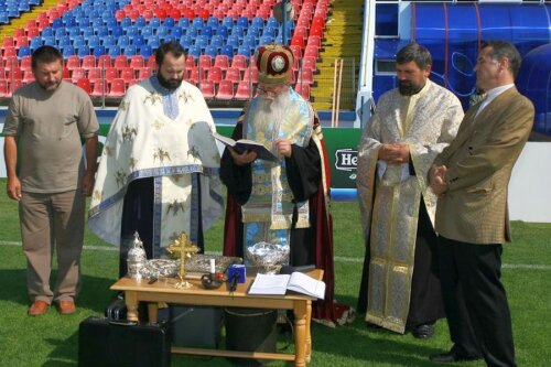 Îps Pimen și Gigi Becali, ceremonie sacră de sfințire a gazonului din Ghencea înaintea unui meci european // FOTO: Arhivă Gazeta Sporturilor