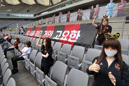 Tribunele au fost populate cu păpuși gonflabile la ultimul meci al lui FC Seoul. foto: Twitter