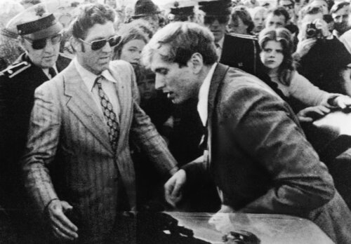 Bobby Fischer, ieșind din mașină, la al treilea său meci cu Boris Spassky, în Islanda, 1972, foto: Guliver/Gettyimages