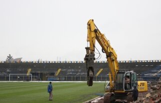 VIDEO / Legendarul stadion "Ilie Oană" din Ploieşti este demolat! Aici a pierdut Liverpool