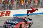 Pilotul acrobat Carl Edwards face show in America