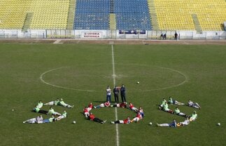 În războiul pieţelor dintre primarul Bacăului şi Sechelariu, echipa de fotbal e victimă colaterală