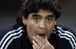 Maradona a ajuns la spital cu faţa sfîşiată de cîinele său