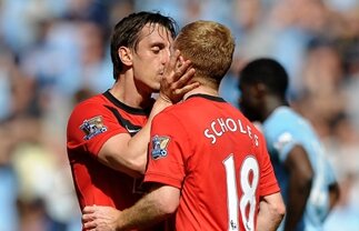 Sărutul vieţii! Gary Neville l-a pupat pe gură pe Scholes după golul victoriei cu City