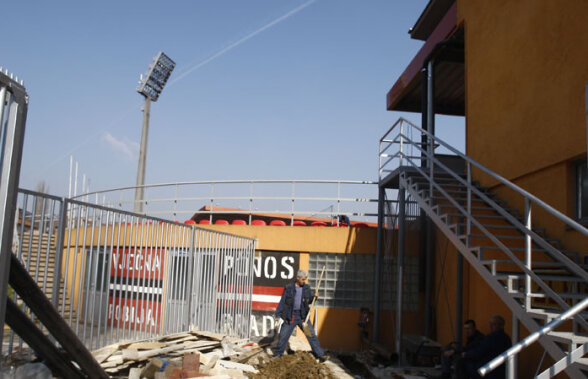 La stadionul din Zenica se lucrează de zor. Gazonul este foarte prost