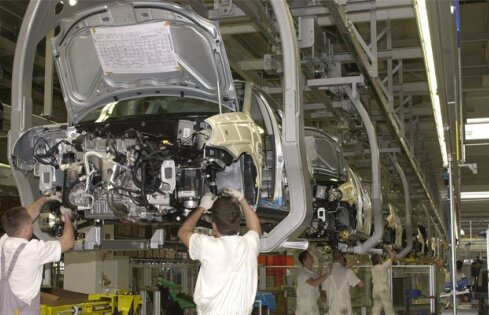 Producţia auto mondială ar putea scădea cu 30% din cauza cutremurului din Japonia