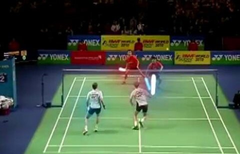 VIDEO / Super tare » Patru bărbaţi joacă tenis cu săbii laser!