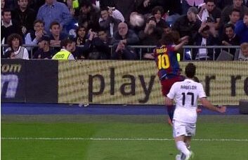 Gest urît al lui Messi: a şutat o minge în fanii Realului!