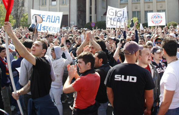 Suporterii au protestat ieri în faţa palatului lui Gigi: "Steaua nu are sediul la palat!"