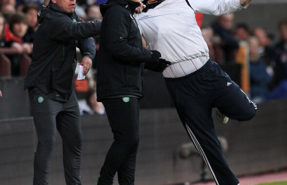 VIDEO / Şocant! Antrenorul lui Celtic atacat şi lovit de un fan în timpul meciului!