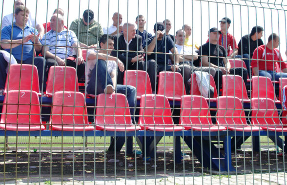 La meciul dintre Steaua II - Farul (1-0), Gazeta a stat de vorbă cu cîţiva suporteri mai "altfel" ai roş albaştrilor » Terapie în libertate