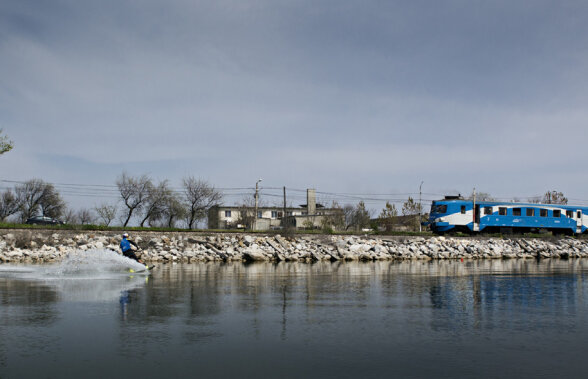 GALERIE FOTO Se întîmplă în România! » Duncan Zurr face wakeboarding tras de tren!