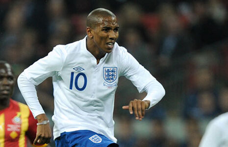 Ashley Young a semnat pe cinci ani cu Manchester United