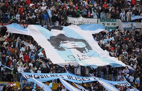 Fanii argentinieni, împotriva noului sistem din prima ligă » Au cerut demisia preşedintelui Federaţiei Argentiene de Fotbal chiar în faţa sediului