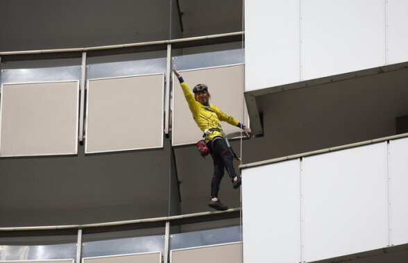 Incredibil chiar şi pentru "Spiderman". Alain Robert a escaladat hotelul Intercontinental în doar 15 minute!