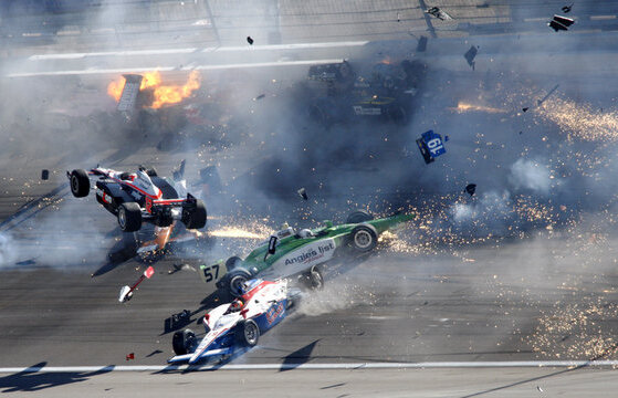 VIDEO Haos pe circuit! 15 maşini distruse şi un pilot mort în IndyCar