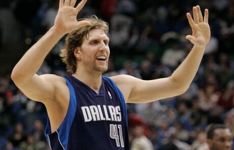 VIDEO Dirk Nowitzki, umilit de un puşti de 21 de ani » I-a dat mingea printre picioare