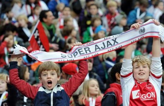 VIDEO 20.000 de copii în tribune la Ajax - AZ Alkmaar! Favoriţii lor au pierdut calificarea în "sferturi"